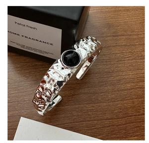 Detailansicht der S925 Sterlingsilber-Manschette mit Hammerschlag und schwarzem Achat