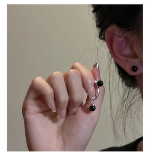 Détail de boucles d'oreilles en argent S925 avec perles d'agate noire minimalistes