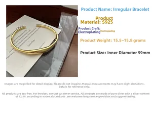 Dettaglio del bracciale rigido in argento S925 dorato con design irregolare opaco