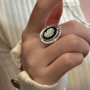 Bague en argent S925 avec portrait camée vintage sur une base noire ovale