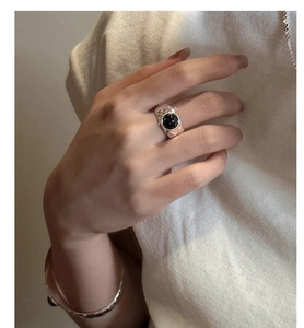 Nahaufnahme eines Vintage-Silberrings mit Hammerschlag-Textur und schwarzem Achat-Stein