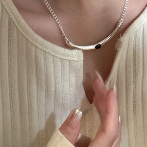 Collier minimaliste en argent sterling S925 avec pendentif sourire en onyx noir sur modèle