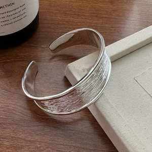 Minimalist S925 sterling silver open bangle with hammered texture and polished finish