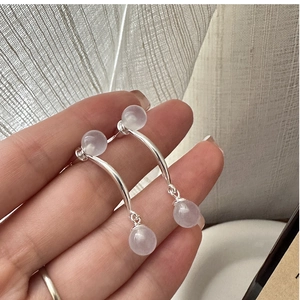 Détail macro des boucles d'oreilles en argent S925 avec perles d'agate rose translucide