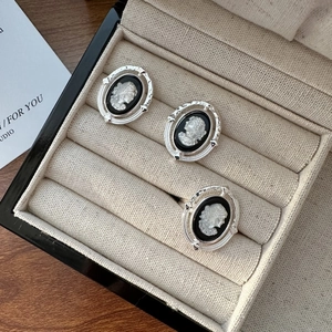 Ensemble bague et boucles d'oreilles camée en argent S925 dans un coffret à bijoux beige