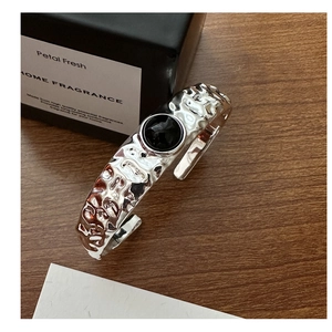 Detail eines S925 Sterling Silber Armreifs mit Hammerschlag-Textur und schwarzem Achat