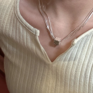 Collana minimalista in argento S925 con tre ciondoli a cubo e texture martellata