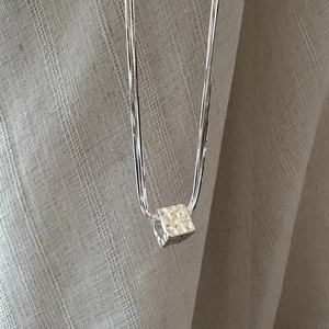 Collana in argento S925 con ciondolo a cubo a tre strati e texture martellata a mano