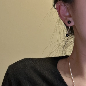 Boucles d'oreilles en argent S925 avec perles d'agate noire sur tiges courbées portées