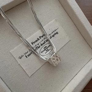 Elegante collana in argento sterling S925 con pendente a cubo martellato in scatola