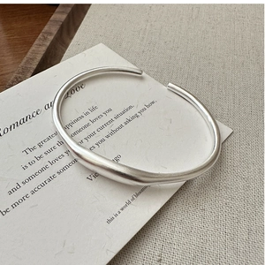 Dettaglio macro del bracciale rigido in argento sterling S925 con finitura opaca