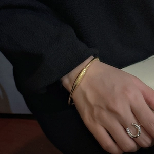 Bracciale rigido minimalista in argento S925 oro opaco e anello d'argento per donna