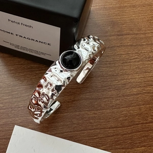 S925 Sterling Silber Armreif mit unregelmäßiger Hammerschlagstruktur und schwarzem Achat