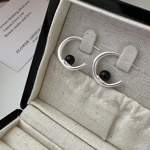 Minimalist S925 sterling silver C-shaped hoop earrings with black onyx beads in a jewelry box