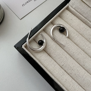 Minimalist S925 sterling silver C-shaped earrings featuring elegant black onyx beads