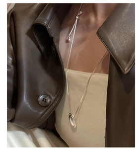 Dettaglio della collana maglione in argento S925 regolabile con pendente ovale e cursore