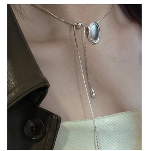 Dettaglio del ciondolo ovale in argento S925 con catena a coulisse regolabile