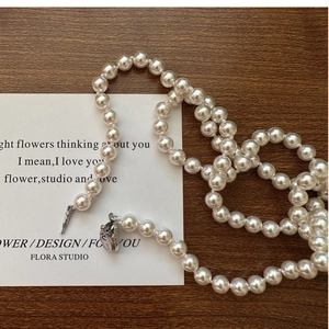 Detail of S925 silver pearl necklace featuring lustrous white pearls and elegant silver clasp