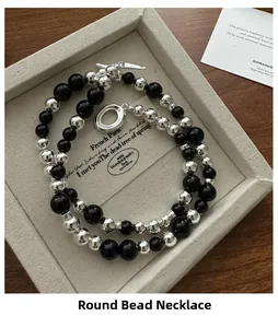 Détail du collier de perles en argent S925 avec agate noire et fermoir à bascule OT