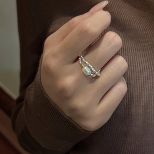 Anello minimalista in argento S925 con perla bianca e dettagli in metallo misto