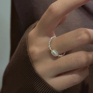 Anello con perla in argento S925 fatto a mano con perline oro e argento al dito
