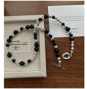 Détail du collier de perles d'agate noire et billes d'argent avec fermoir OT rétro