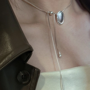 Collana lunga a Y minimalista in argento S925 con pendente ovale e perla regolabile