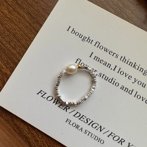 Anello di perline in argento S925 con perla bianca e sfere sfaccettate su carta artistica