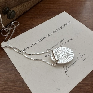 Collana ovale opaca in argento sterling S925 con ciondolo con texture a raggi di sole