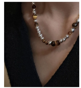 Vue macro du collier de perles en argent S925 avec oeil de tigre brun et fermoir OT chic