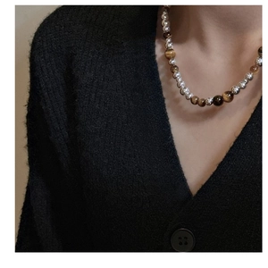 Détail du collier en argent S925 avec perles œil de tigre et fermoir à bascule chic
