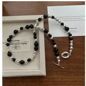 Détail d'un collier en argent S925 avec perles d'agate noire et fermoir à bascule