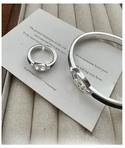 Gros plan du bracelet groin de porc en argent S925 avec émail noir et poinçon