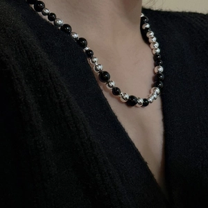 Collier minimaliste en argent S925 avec perles alternées d'agate noire et d'argent poli