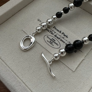 Collier minimaliste en argent S925 avec perles d'agate noire et fermoir OT chic