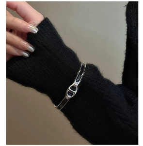 Détail du bracelet en argent S925 avec émail noir et boucle géométrique à nez de cochon