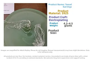 Dettaglio orecchini a nappa in argento S925 peso 4,2-4,5g su piatto in ceramica verde