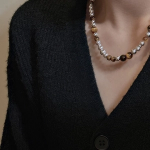 Collier en perles d'argent S925 avec pierres œil de tigre brunes et fermoir OT élégant