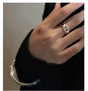 Gros plan d'un bracelet et d'une bague en argent poli au motif de nez de cochon