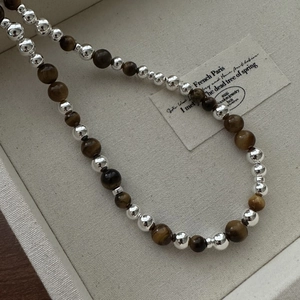 Collier en argent S925 avec perles d'oeil de tigre brunes et fermoir à bascule élégant