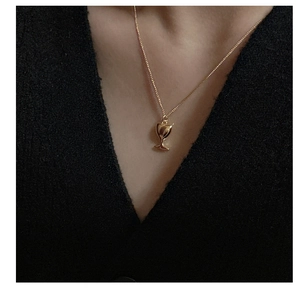 Collier en argent S925 avec un pendentif calice doré unique présenté sur un mannequin