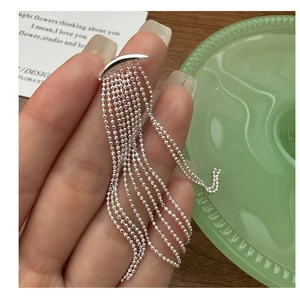 Dettagli degli orecchini pendenti in argento S925 con sottili catene a palline