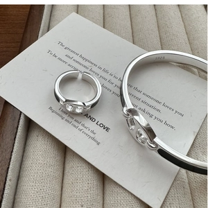 Détail du bracelet et de la bague en argent S925 à maille marine et émail noir