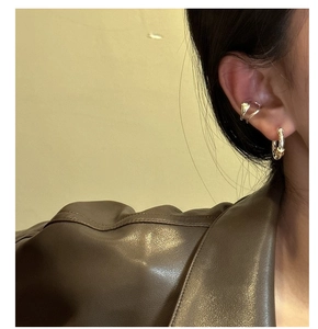 Close-up of S925 sterling silver double-layer ear cuff and twisted rope hoop earring