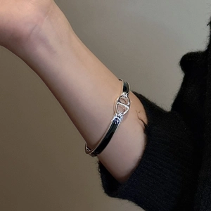 Bracelet jonc minimaliste en argent S925 avec émail noir et détail de boucle évidée