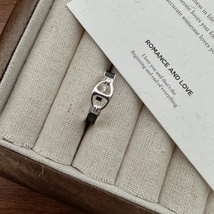 Bague ancre en argent sterling S925 avec émail noir présentée dans son coffret à bijoux