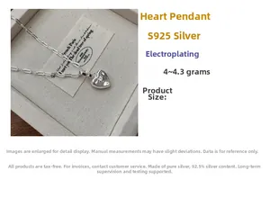 Détail macro du pendentif coeur en argent sterling S925 avec finition galvanisée et chaîne O