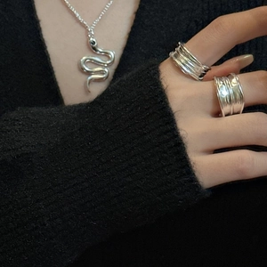 Minimalist S925 sterling silver jewelry set with snake necklace and textured rings