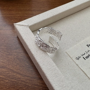 S925 sterling silver open ring featuring irregular lava texture and wrinkled design