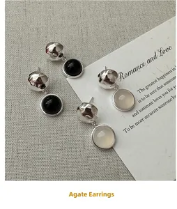 Vue détaillée des boucles d'oreilles en argent S925 avec agate noire et blanche